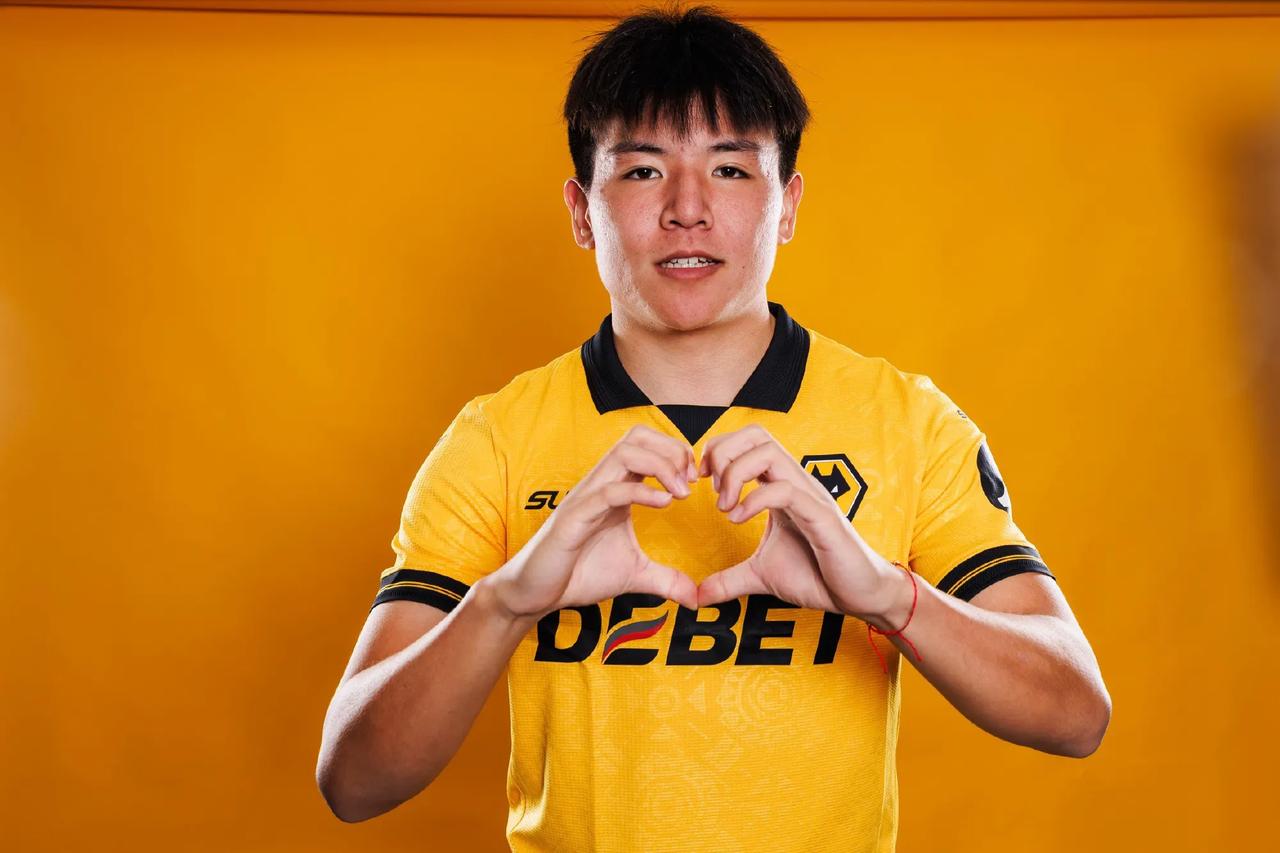 媒体人骆明透露了徐彬加盟英超狼队的后续租借计划情况。
在英超狼队官方宣布徐彬加盟