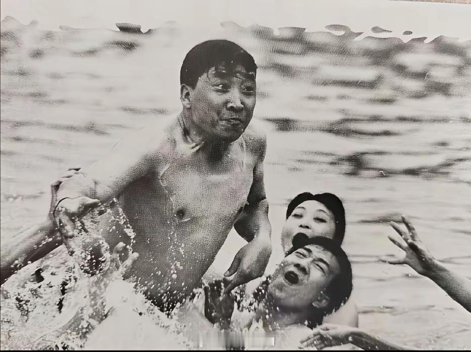 当年，由牛群拍摄的著名一幕叫“出水芙蓉”，当时姜昆与戴志诚、杨蕾夫妇在水里游泳时