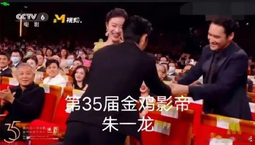 金鸡奖颁奖典礼红毯直播，蒋勤勤坐袁弘前面，要拿最佳女配角了？ 