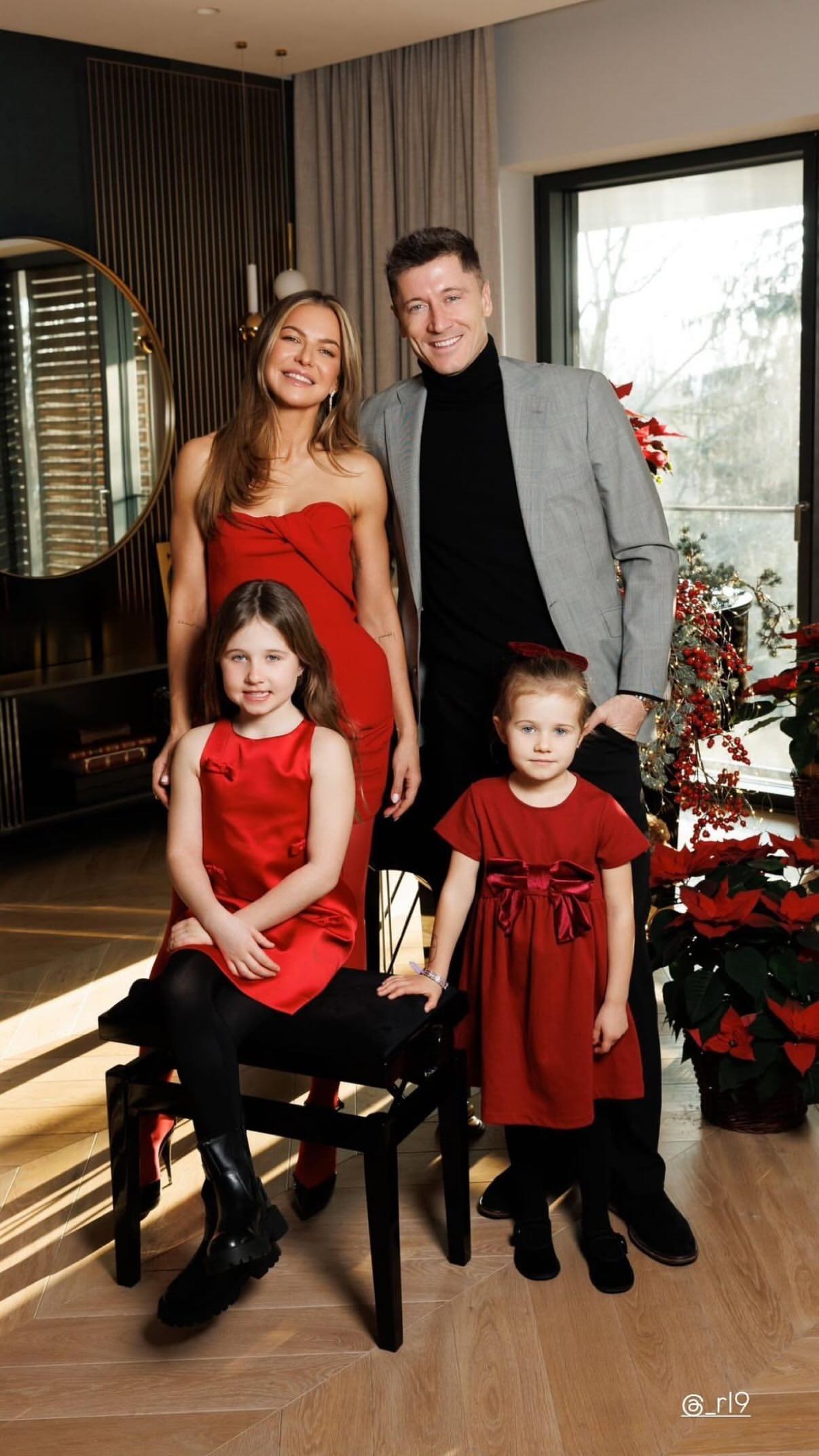 莱万多夫斯基和家人的圣诞合影🎄🎄🎄🎄🎄🎄🎄🎄🎄🎄🎄体育大赏