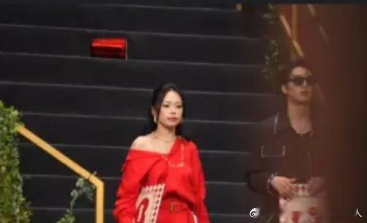 严浩翔万妮达一起出场严浩翔与万妮达同场出场简直是视觉与听觉的双重暴击！一个是自带