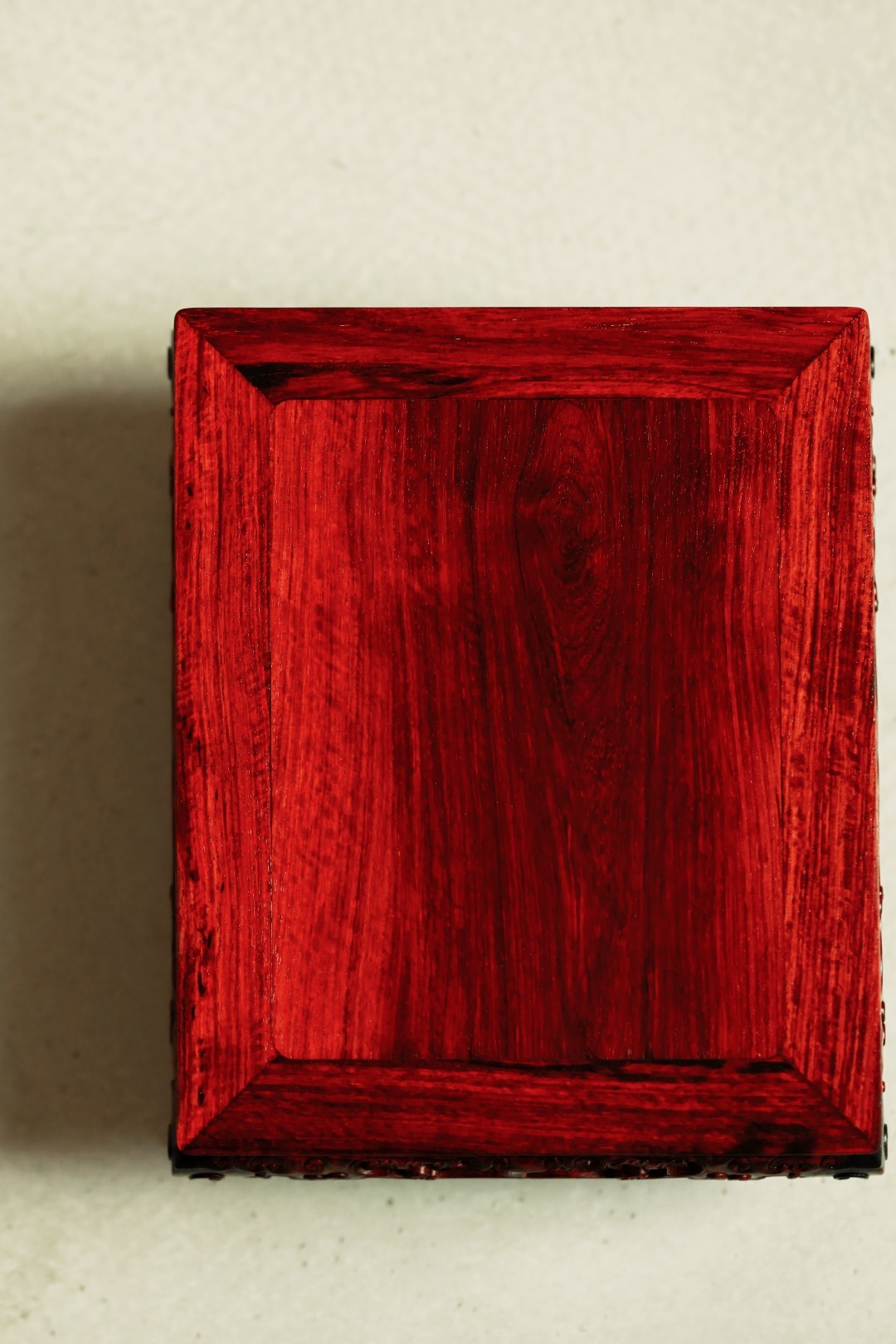 小叶紫檀 | 缠枝如意纹·香几精选油润老料制，独板案上几座，榫卯结构，呈方形、束