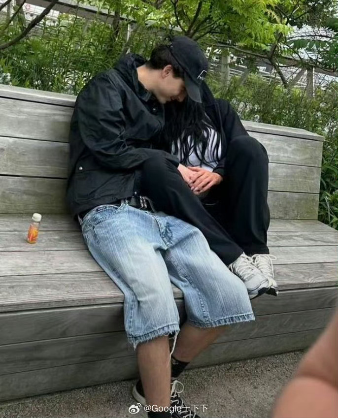 甜茶和金小妹在路边依偎 甜茶和金小妹被粉丝拍到在路边的椅子上依偎，看起来像是在躲