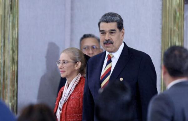 【特朗普实时观摩抓捕马杜罗：一场“像看电视”的政权更迭行动】美国三角洲部队突袭委