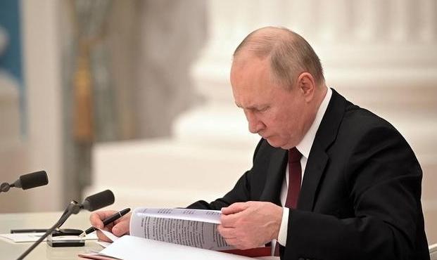 美国记者问普京，如果中国统一台湾，俄罗斯会不会插手？普京的坚定回答，让记者当场哑