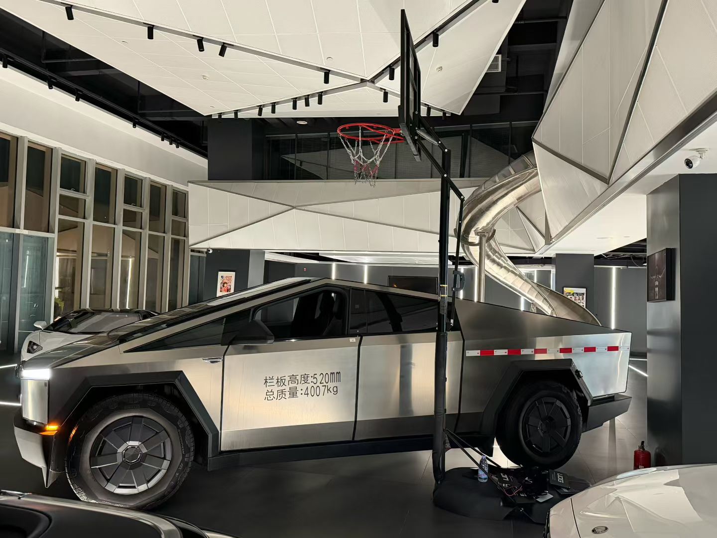 特斯拉 Cybertruck 到了跟 UDG风格太搭了，性冷淡风 