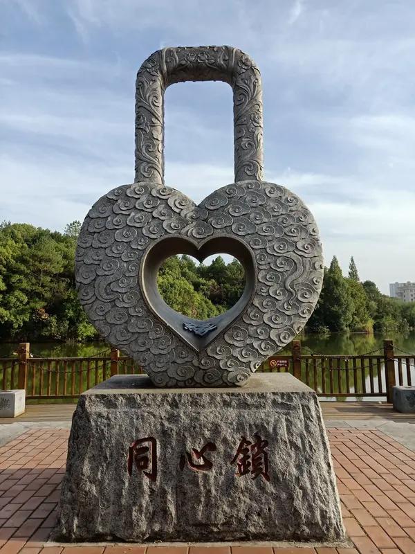 同心共进
 
知己相逢意气投，同舟携手踏层楼。
千重风雨相扶助，万里云山共远游。