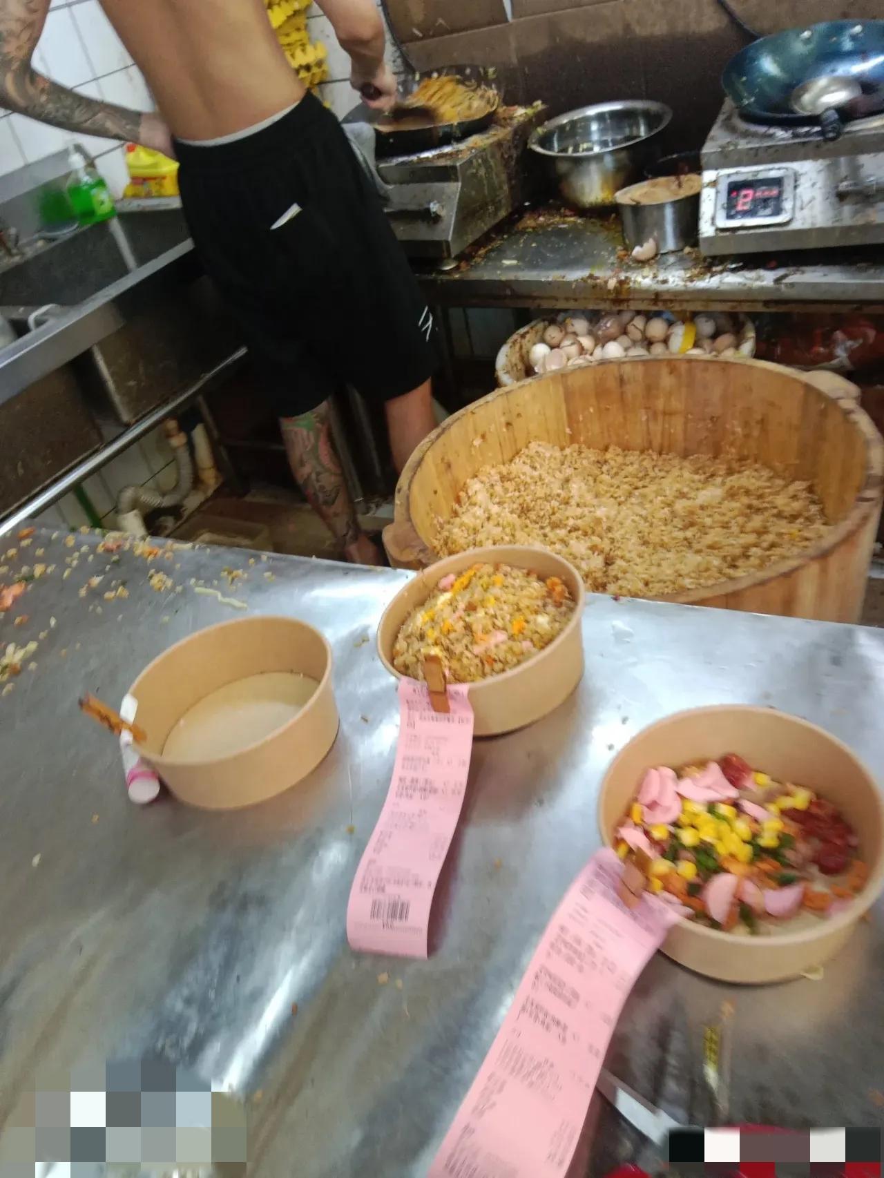 网友:
外卖小哥拍下的一幕！不知说点什么好，以后再也不想吃外卖了！！！[捂脸]