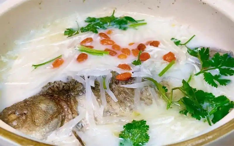 萝卜丝鲫鱼汤，消食润肺 健闻登顶计划   这个问题吃什么 材料：鲫鱼1条、白萝卜