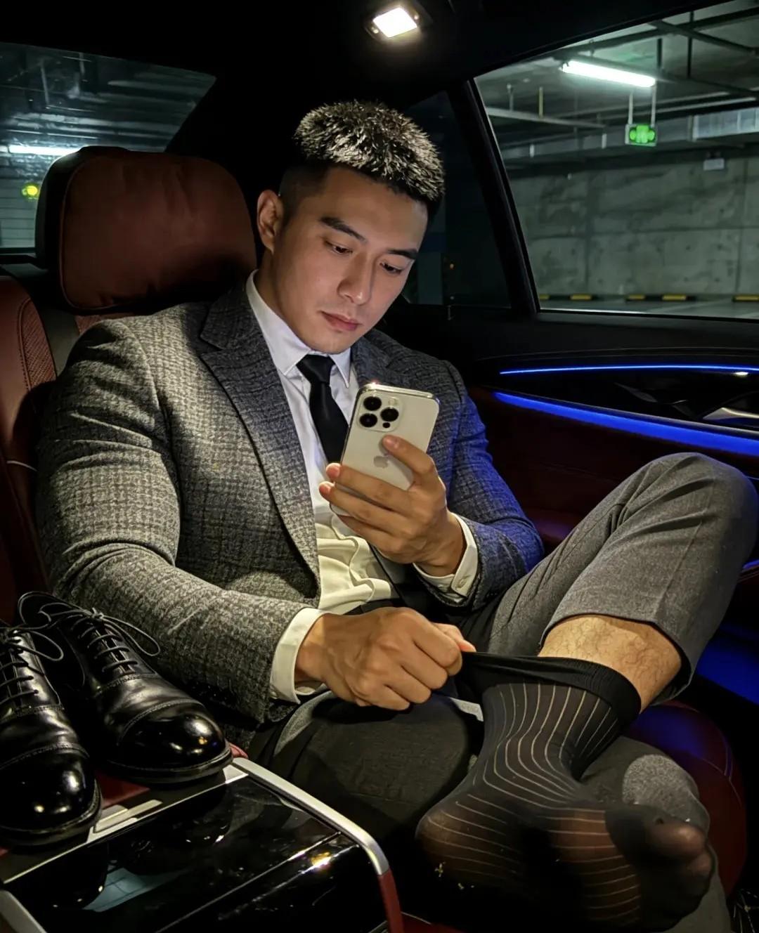 下面4张图中有一张是真的，你能用你的火眼金睛识别出来吗？4位帅气有型的帅哥中，其