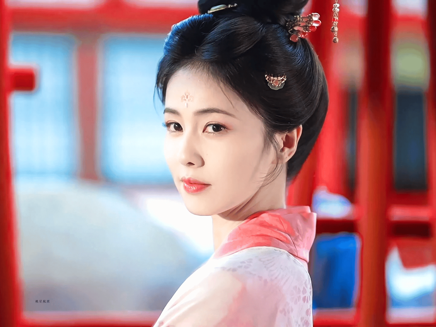 白鹿 白鹿将全平台告黑 白鹿直播美颜灯没电了  今晚18:00继续来腾讯视频看《