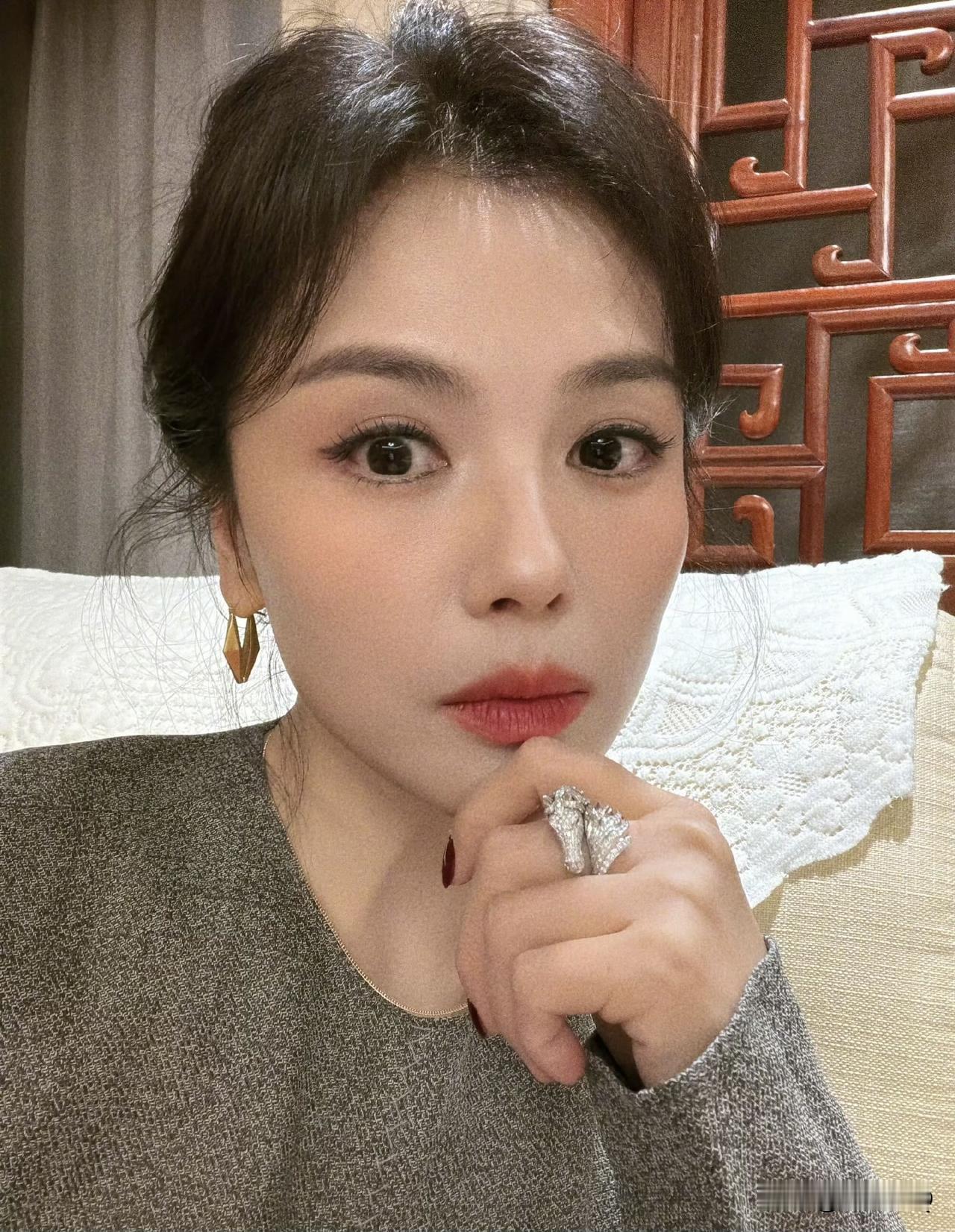 还是刘涛会玩，马年戴马戒。瞧瞧，手指上的马头钻戒好大好闪，太富贵了。