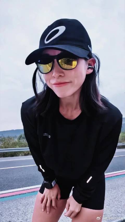 马拉松赛场诞生百万神图清晨的马拉松赛道，已有人开始晨跑。北马落幕的余温未散，天津
