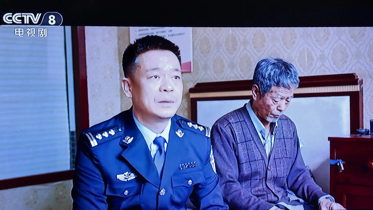 在《我是刑警》第33集剧情中，我看到了爷俩：这不是《装台》里的崔团吗？这次扮演良
