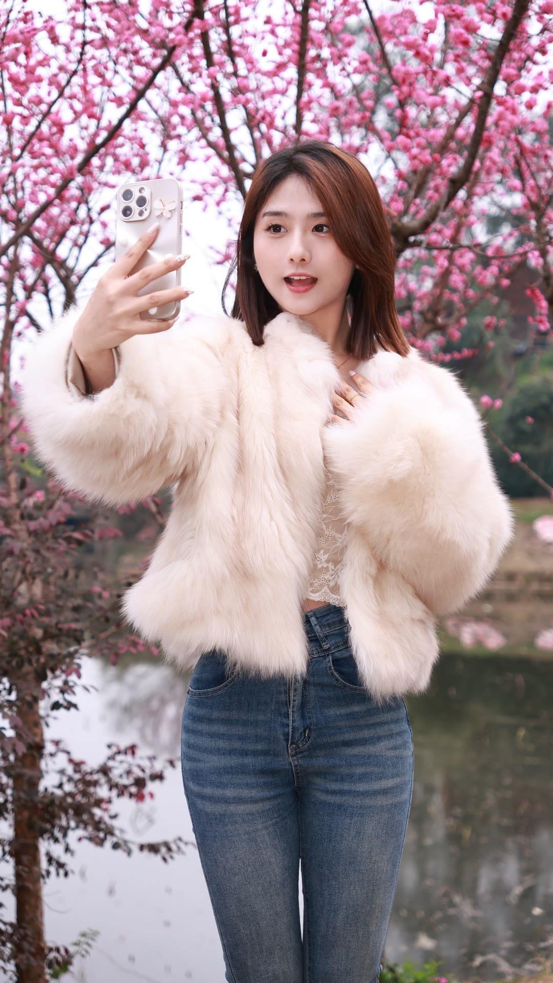 樱花树下，自拍少女，粉色浪漫，春日气息