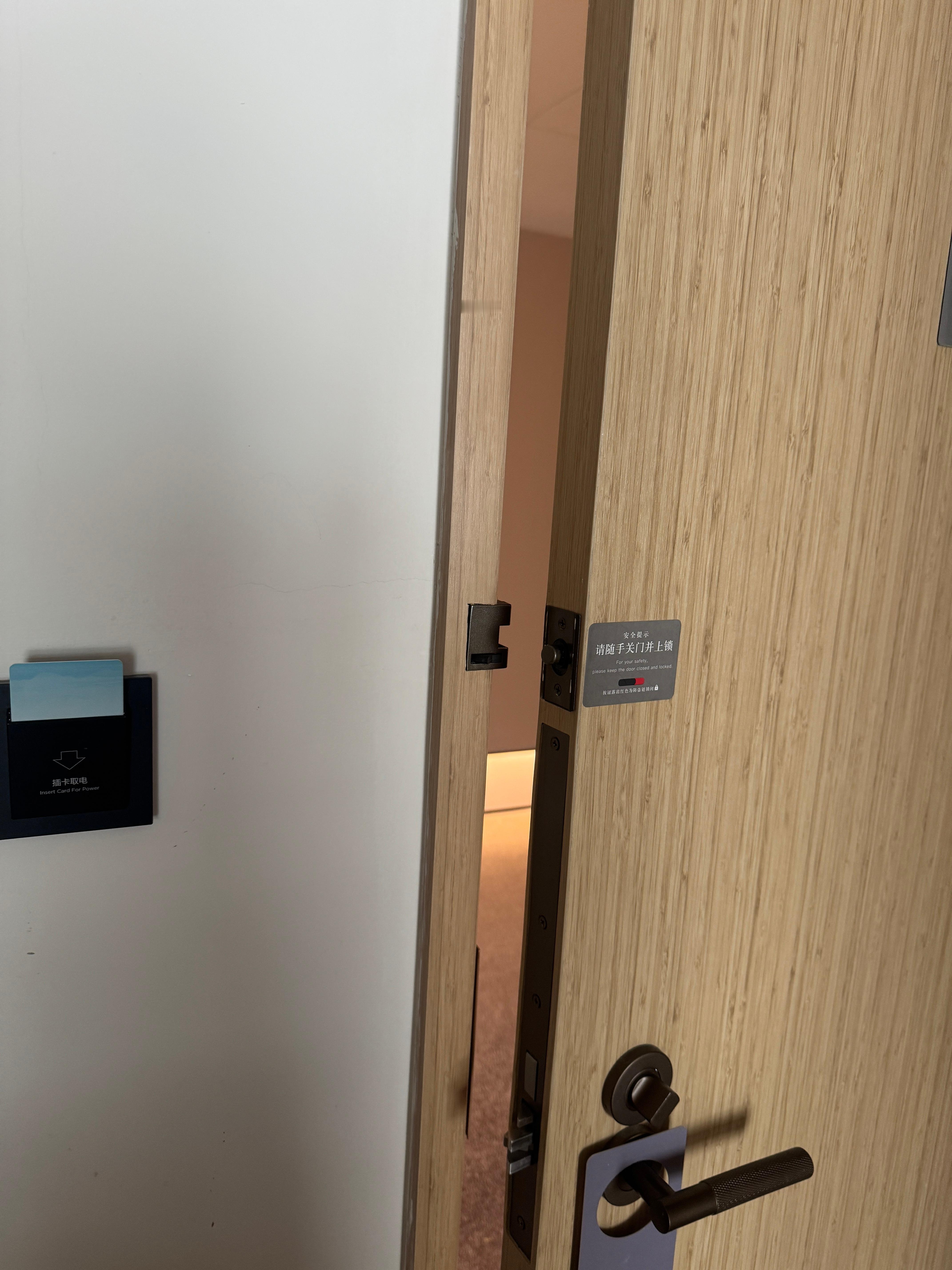刚要退房出门发现昨晚没关门？？？？还是中途有阿姨打开了没关…细思极恐呀 