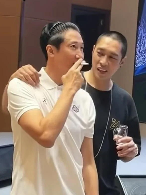 洪天明与梅艳芳徒弟室内吸烟，被批没公德心