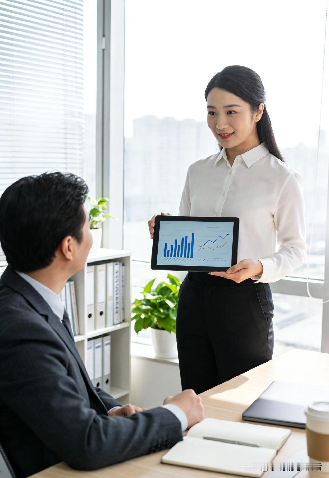 被同事抢功劳，我没撕逼反而升职了
 
“这个方案是我做的！”我冲进领导办公室时，