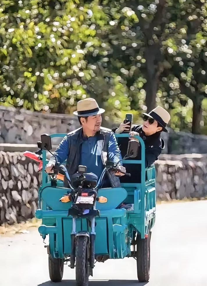 好面熟。不相信是他俩，会不会是P的。关键这车是借的？还是买的？按照他俩的收入，买