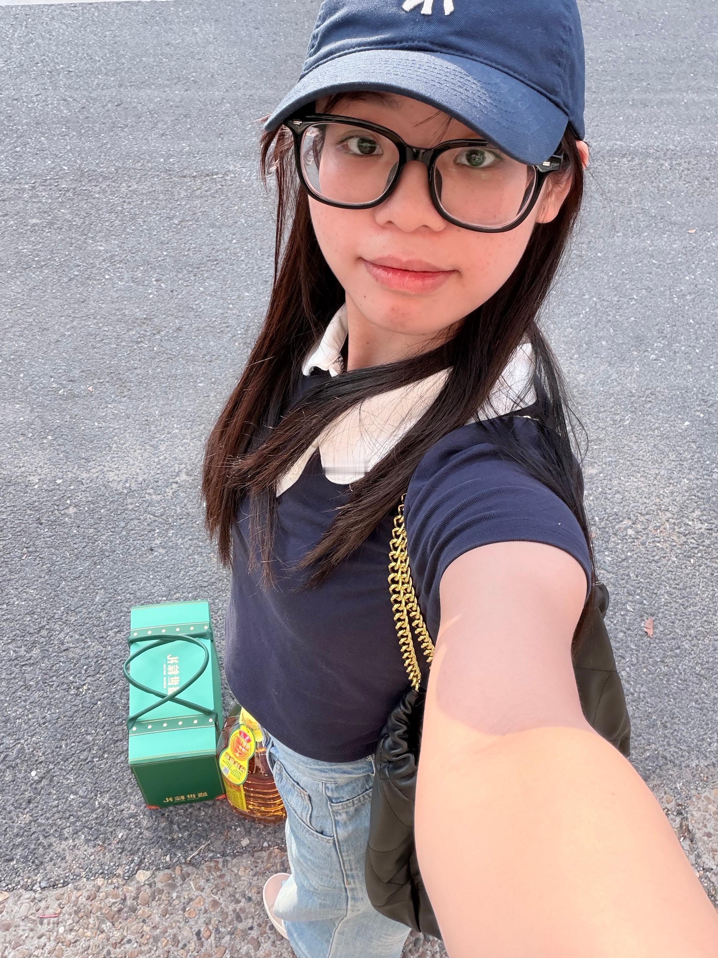 路边随拍 三天没洗头的我 虽然公司的休息时间少 工资少 老板娘事多 唯一的优点就