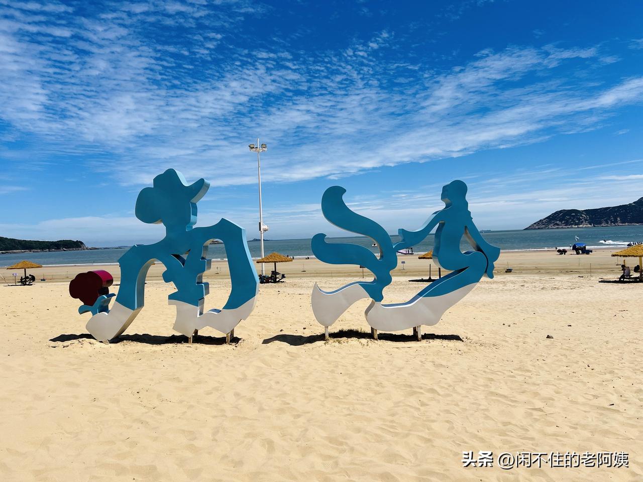 人在舟山，先选吃的。
网上搜到一家当地评分最高的“金海湾海鲜排挡”，是奔着美食去