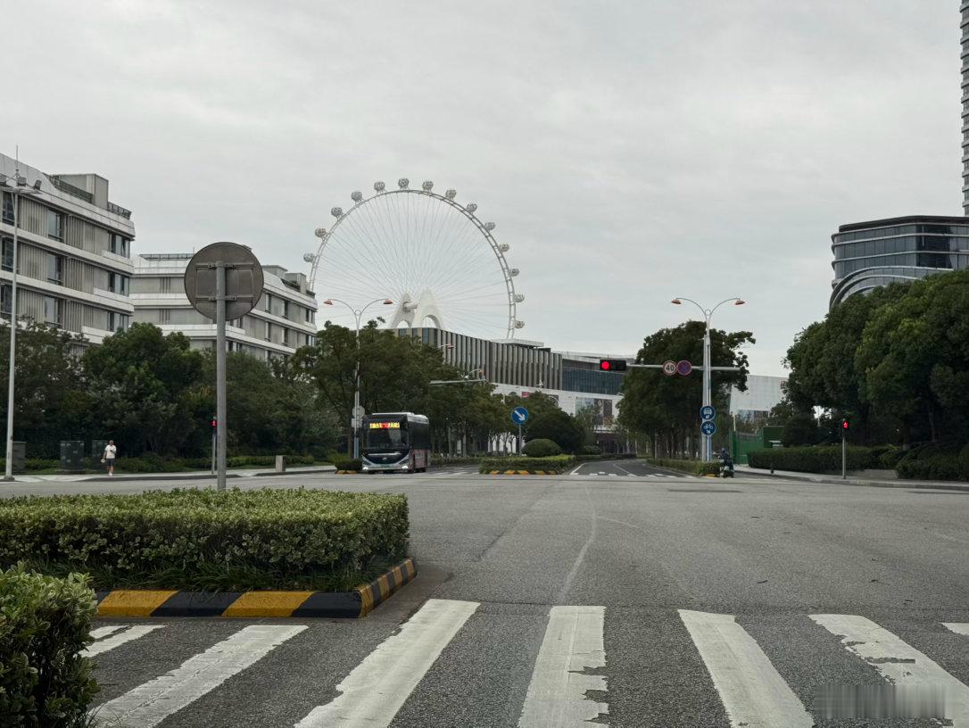 现在外面风大但没下雨～街上车和人都少了很多，店都正常营业，骑手们忙碌穿梭。 