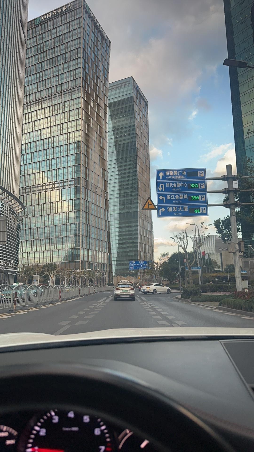 【琅河财经】富人的神秘行为:住别墅、买庄园，到底图什么?
答案就一个，图周围没人