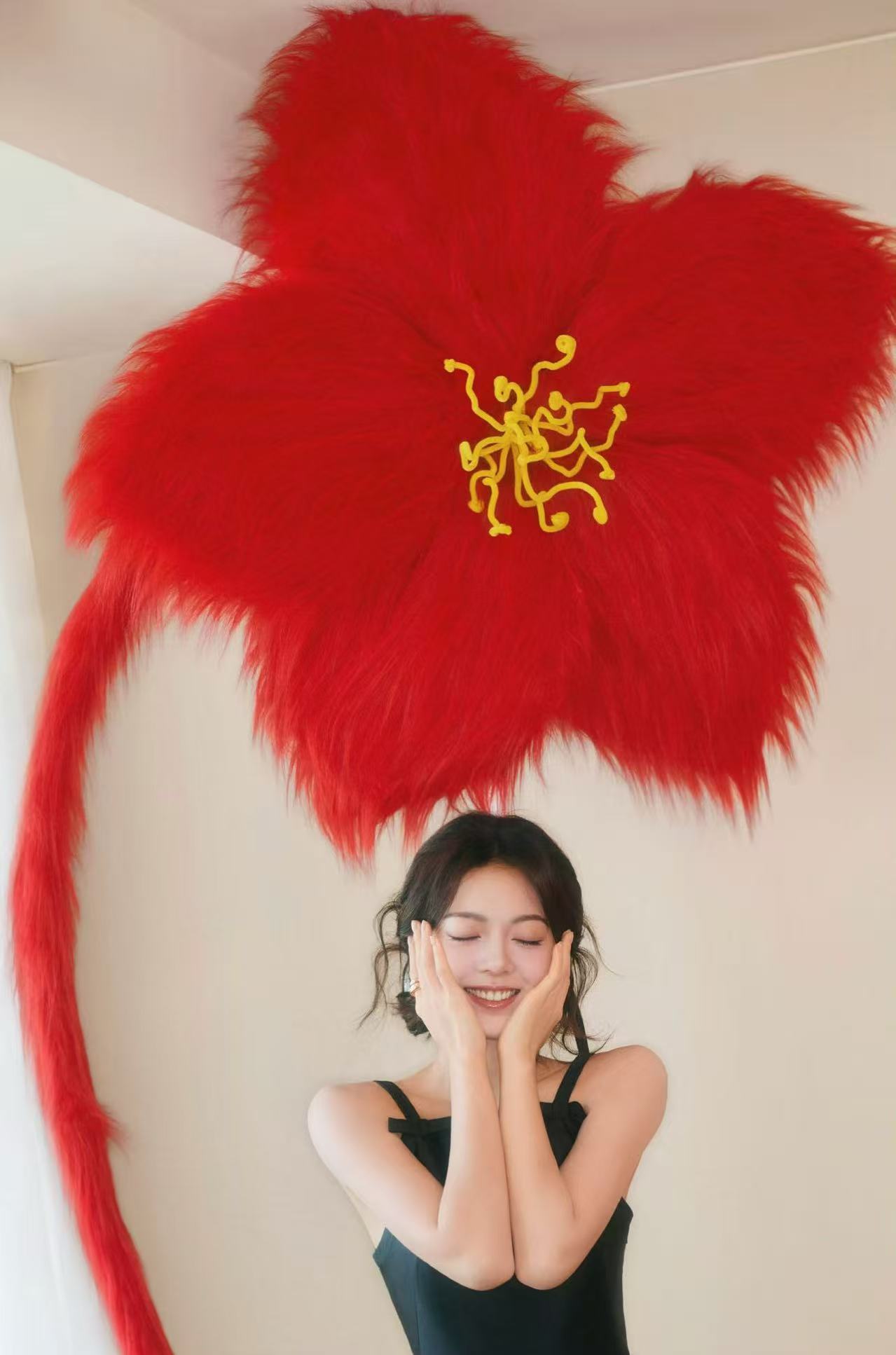 赵今麦法式缎带低盘发 缎带缠绕温柔时光，低发髻诉说浪漫。这个造型太适合她了，像洋