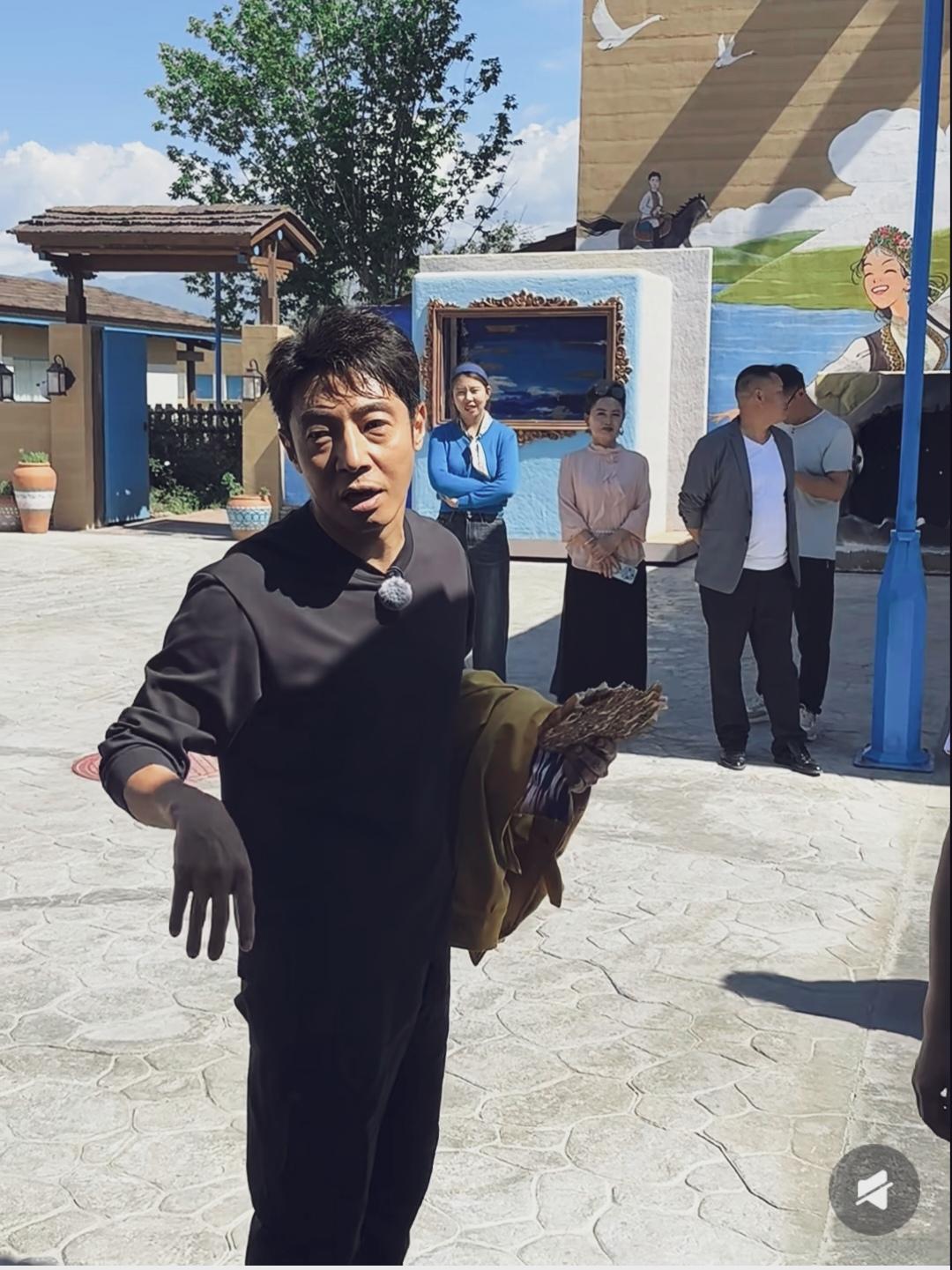 撒贝宁皮肤黝黑，眼袋下垂，面容显憔悴。