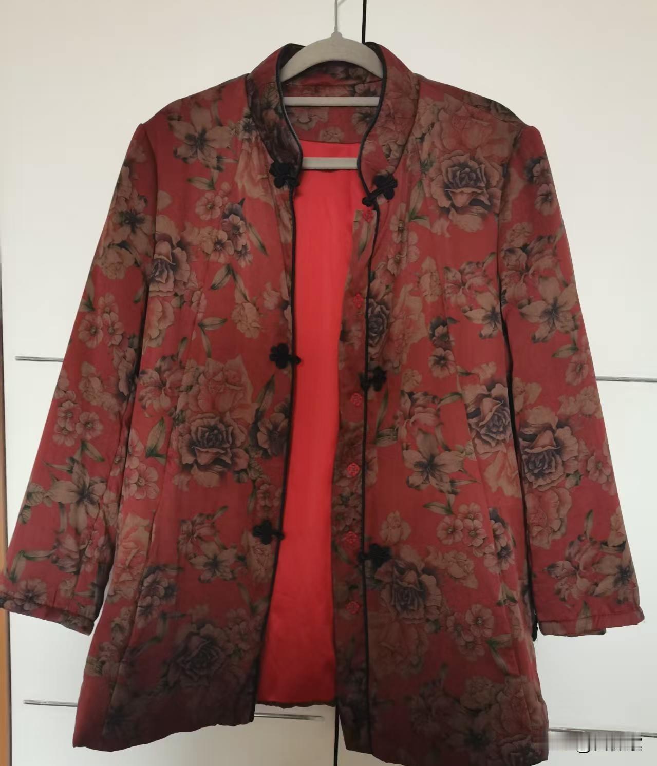 10年前买的一件桑蚕丝薄袄，已经好几年没穿了。

今年开春放到了办公室，微凉的季