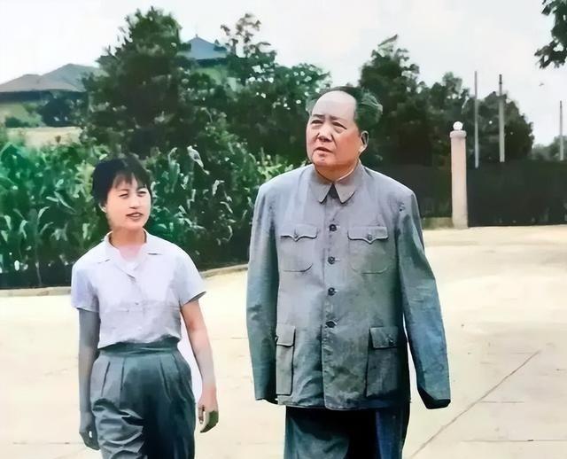 1962年，对印自卫反击战期间，毛主席正在听 中印战争 的战报，谁料，突然听到 