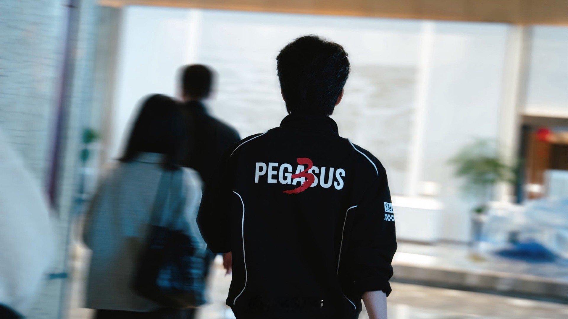 张新成与赛车的奇妙化学反应 李伦这个角色最绝的是那种矛盾感，一边是新生代车手的锐