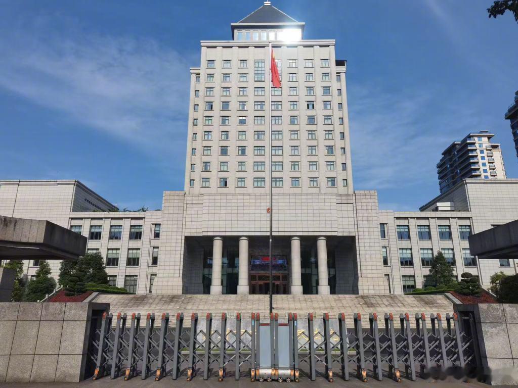 花坛埋尸案被告曾多次到韩国整容 【泸州花坛埋尸案开庭：两被告一人翻供、一人称认罪