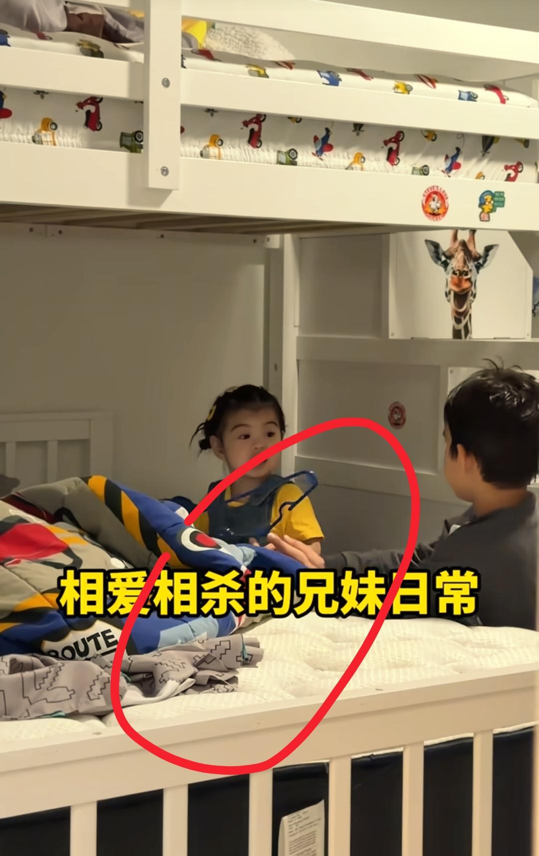 我开始有点理解Aiden了
三宝这么软萌的妹妹，谁会不谦让啊？不仅是因为年纪小