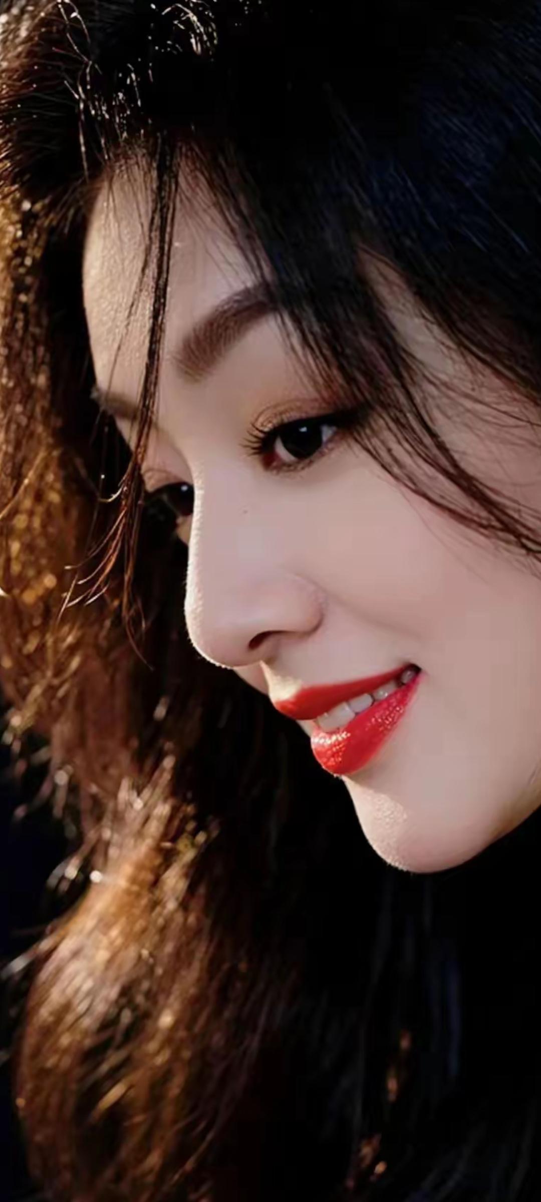 温柔微笑，红唇轻启，散发迷人魅力