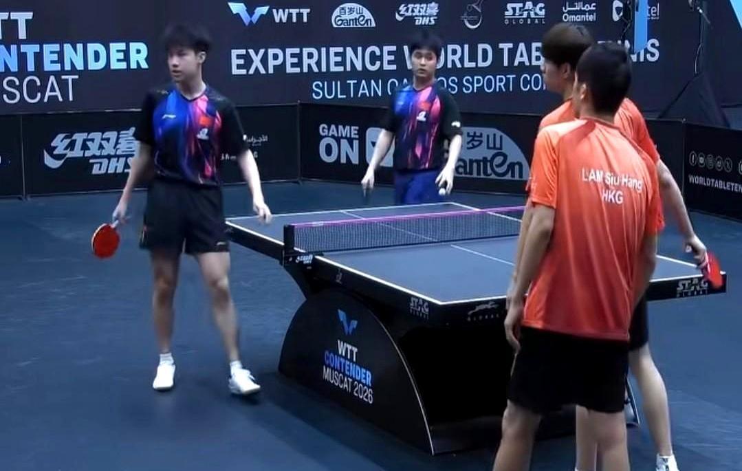 裁判就在旁边，眼睁睁看着球砸在中国选手背上。
 
你没看错，下一秒，他竟把分判给