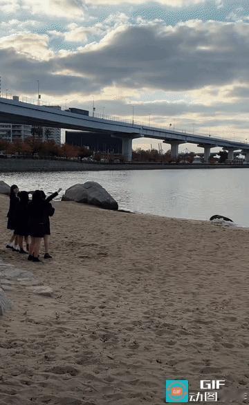 下午三点还没到，这五个日本女高中生就已经早早放学！

穿着校服的她们来到河边的沙