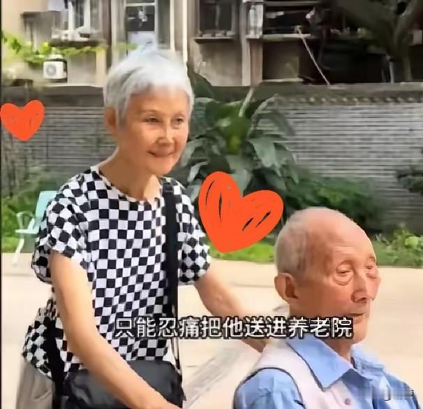 生活里真正催泪的亲情，
从来不是轰轰烈烈的陪伴，
而是人到暮年的身不由己。

网