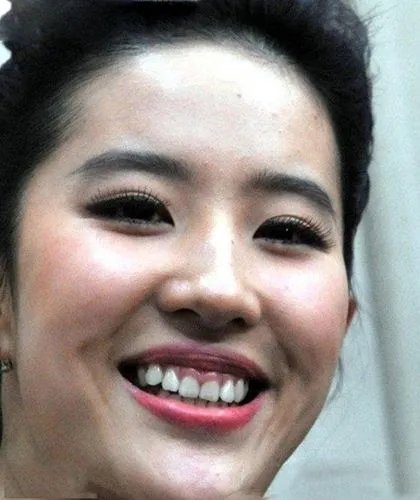 一直都觉得刘亦菲前面那两颗门牙有点奇怪 ​​​