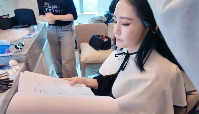 谢娜在化妆间，准备着主持《浪姐》的姐姐初见面，手里拿着厚厚一沓资料，上面全部记录