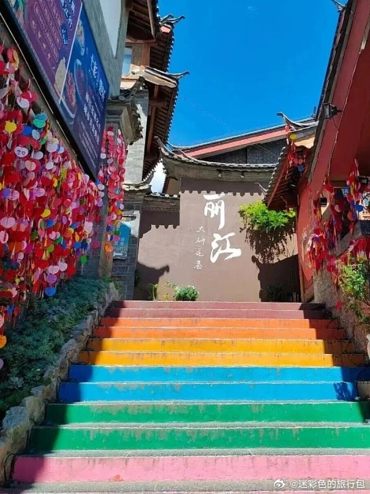 不用大门票的丽江古城太适合放空。光滑石板路伴着潺潺雪山流水，随便穿梭小巷不怕迷路