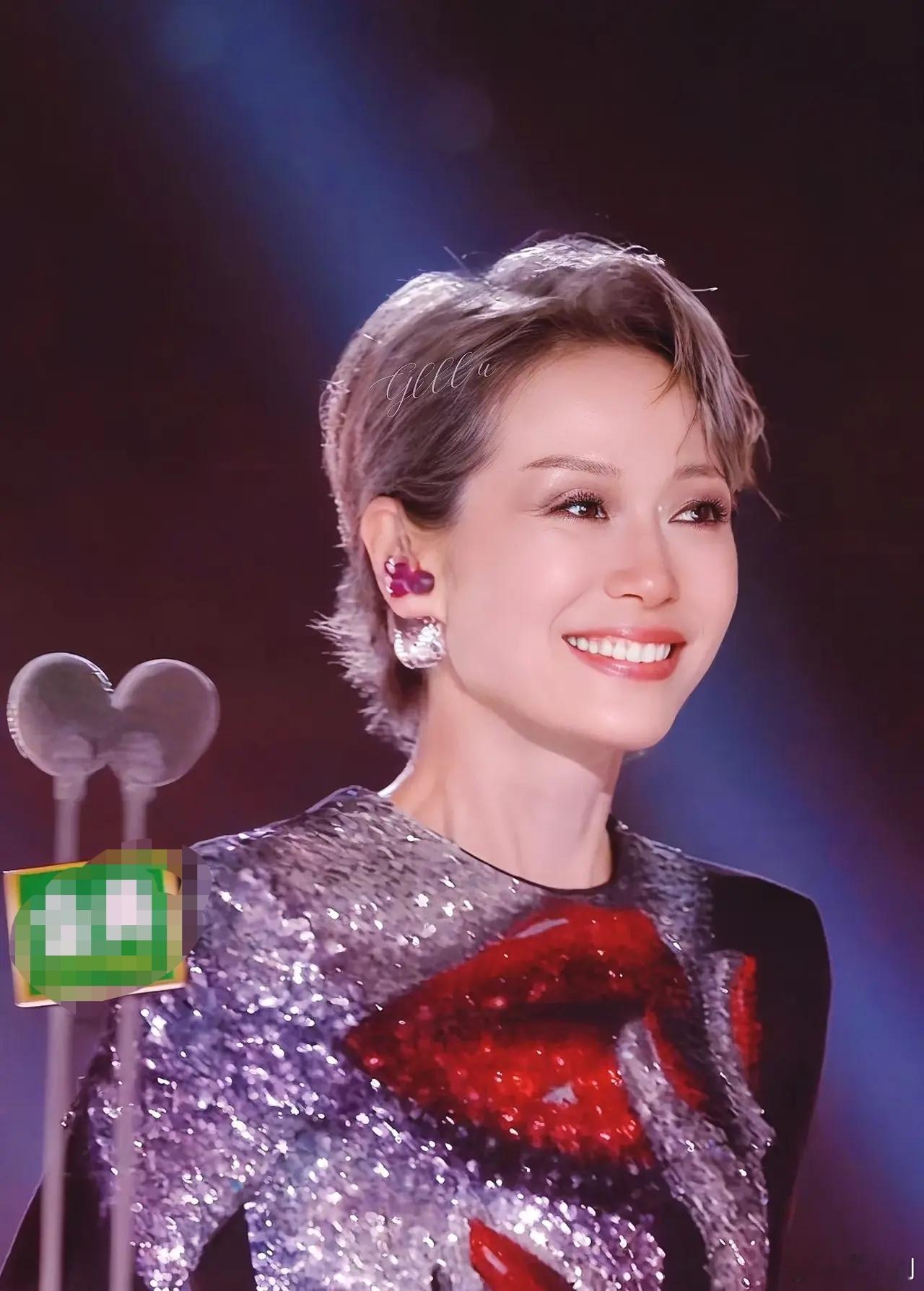 叶童年度总冠军60多岁的叶童，那元气满满的样子看起来就像是40多的姐姐，尤其她那