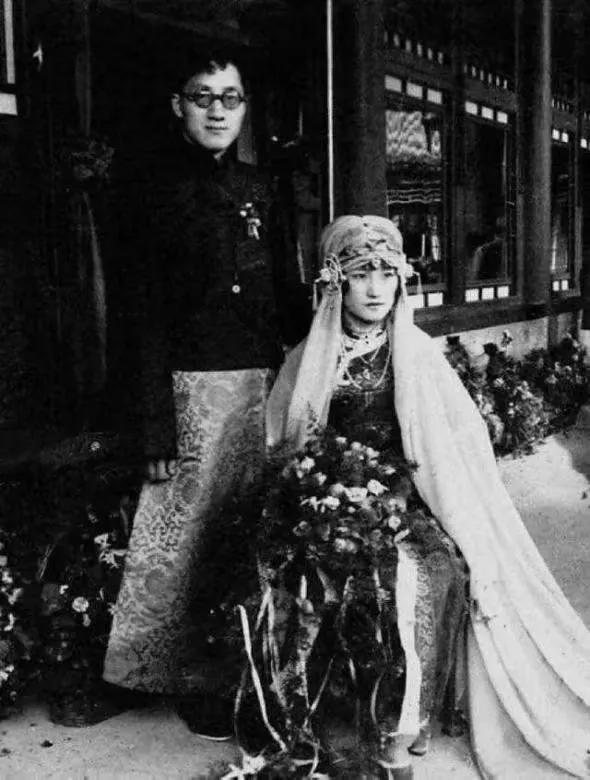 1931年的一天，徐志摩搂过陆小曼索吻，陆小曼竟推开他并说：“没兴致！”随后，她