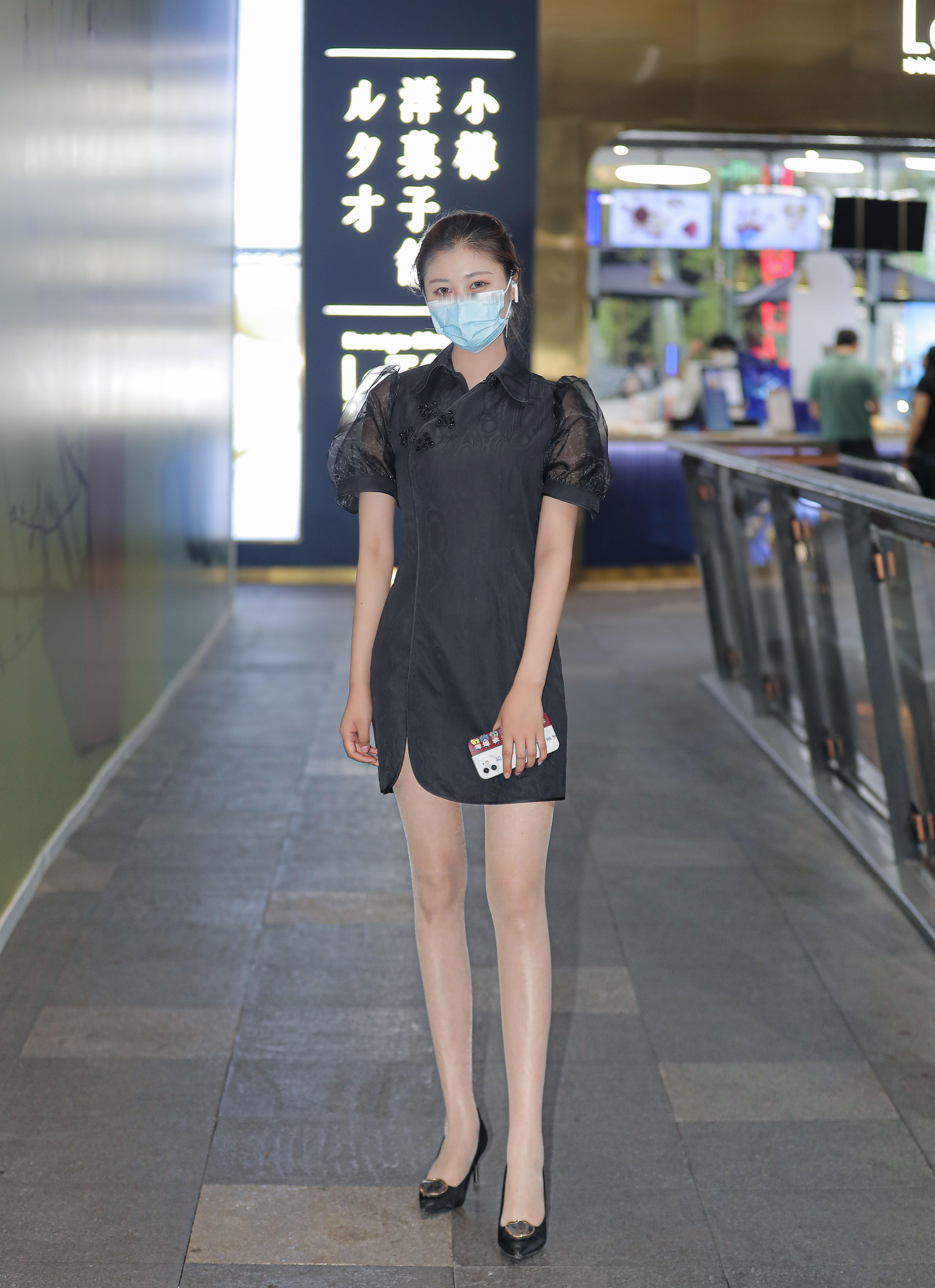 #街拍[超话]#   黑旗袍  （拒绝水印） ​​​