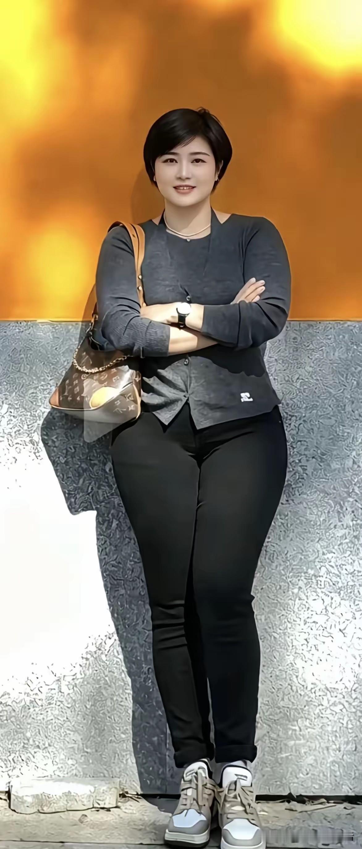 有好多的女人
天天花着老公赚的钱
还口口声声说老公这不好那不好
我认为真的很不地