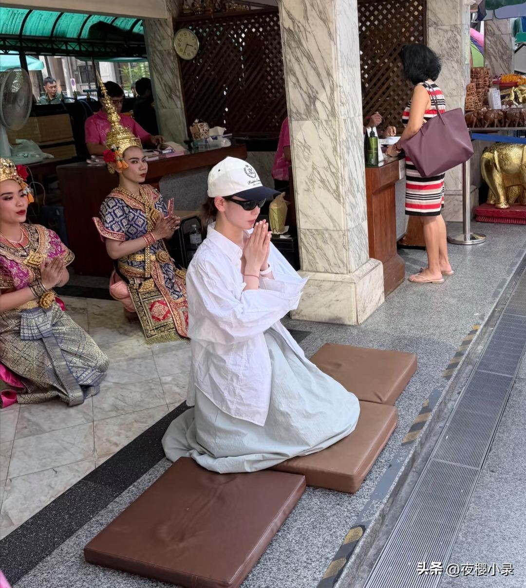 42岁戚薇在泰国跪拜四面佛祈福，她穿着一身白色衣服，在大热天下跪上香！周围有好多