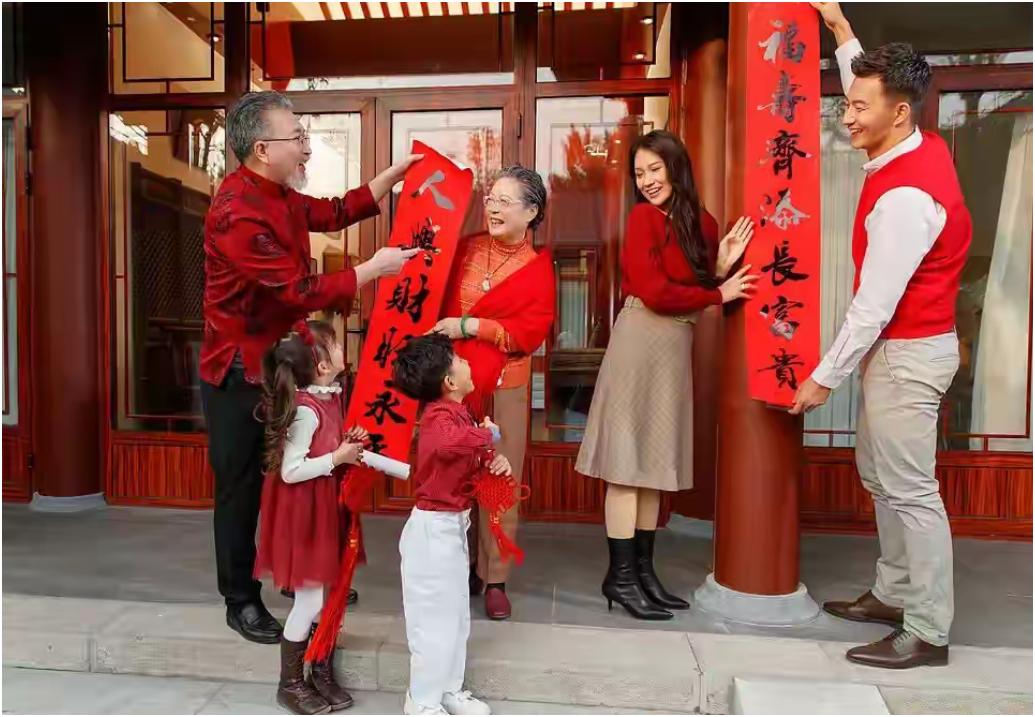 你真的会贴对联吗？？ 你知道对联应该怎么贴吗？
**古代：面向大门，上联在右**