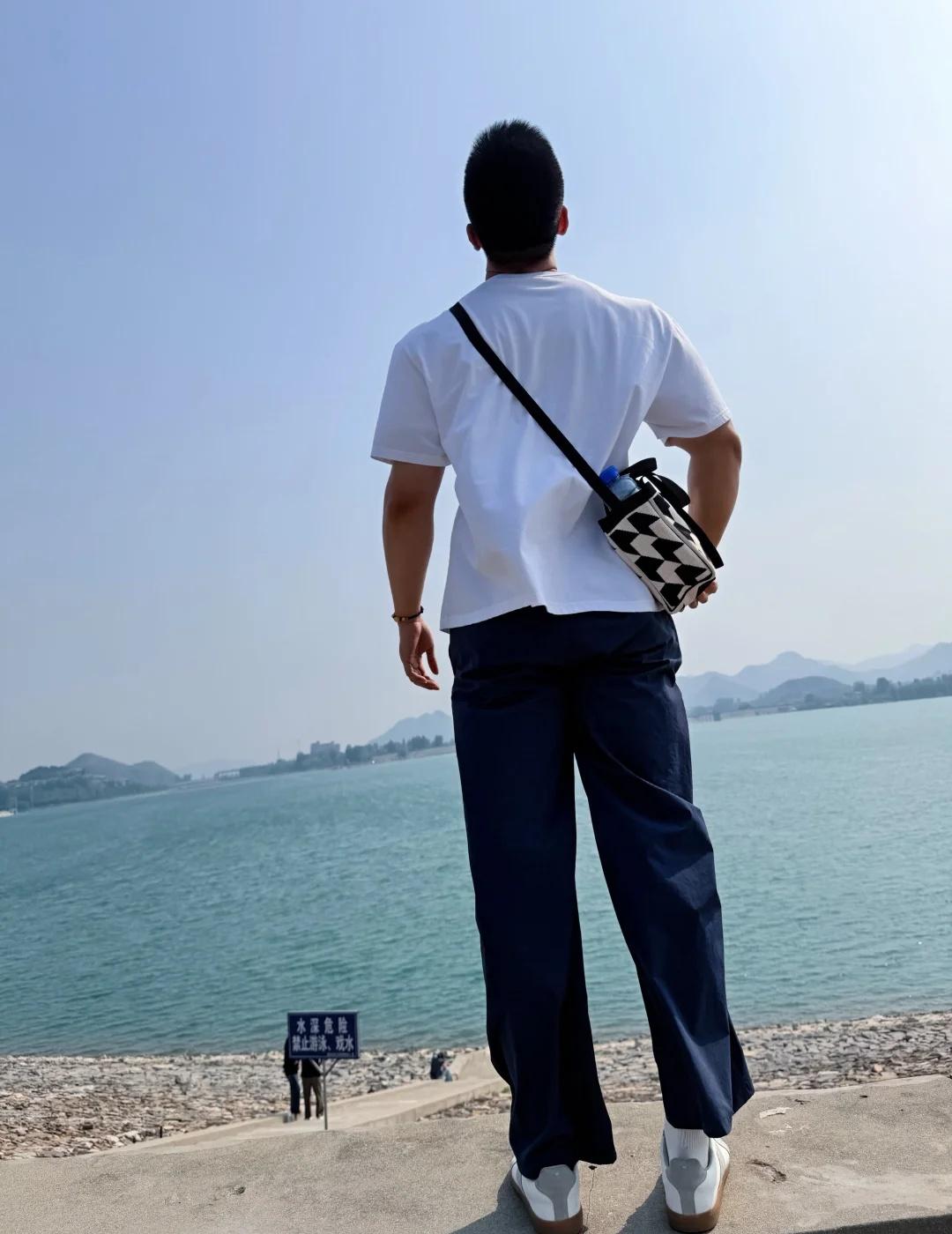 是谁的背影！？🌊
海风可以吹走所有烦恼 浪漫的海边 背影照 健身日常