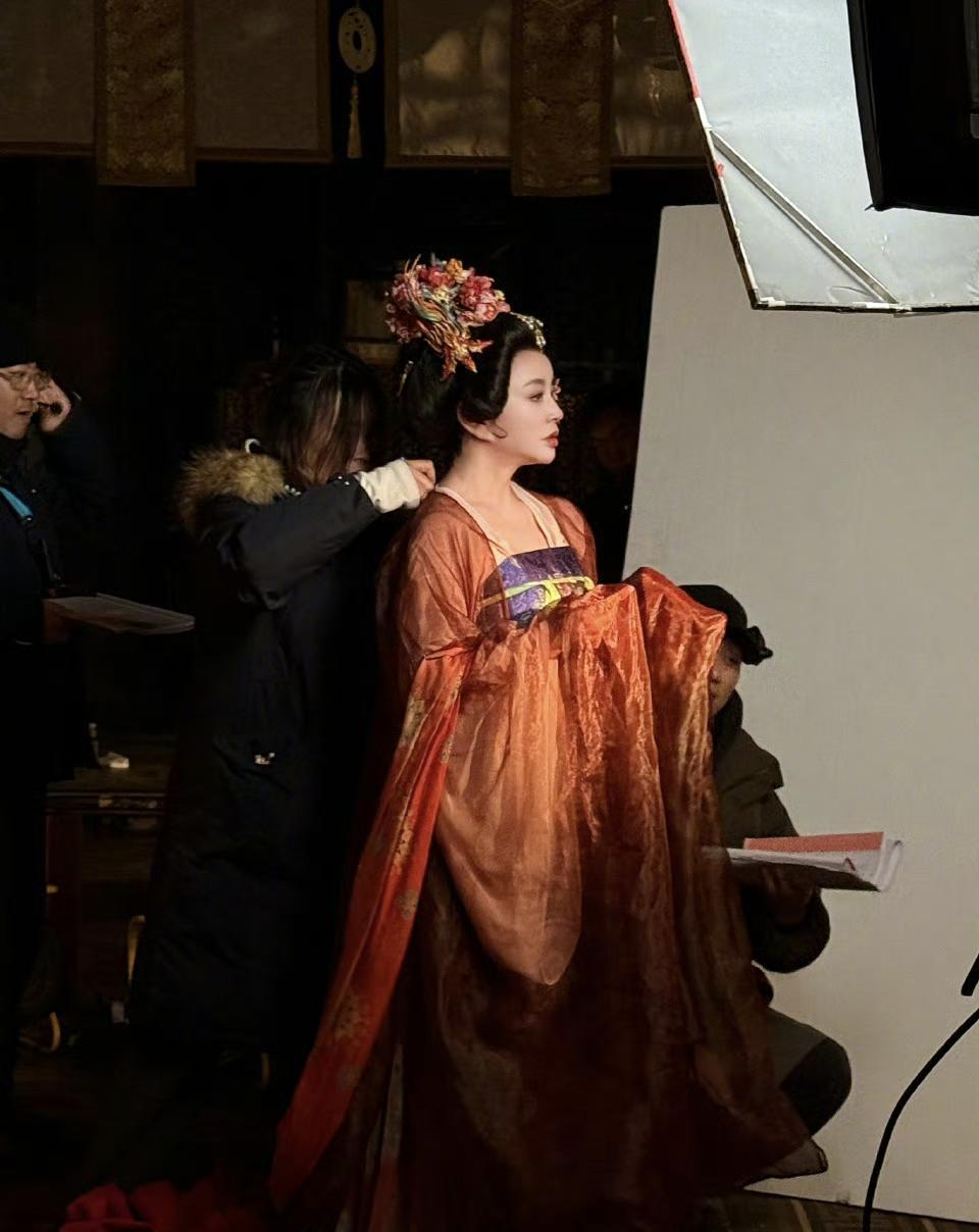 75岁，演14岁。
这次连AI换脸都用上了。
杀青照里，刘晓庆对着镜头笑。
妆容