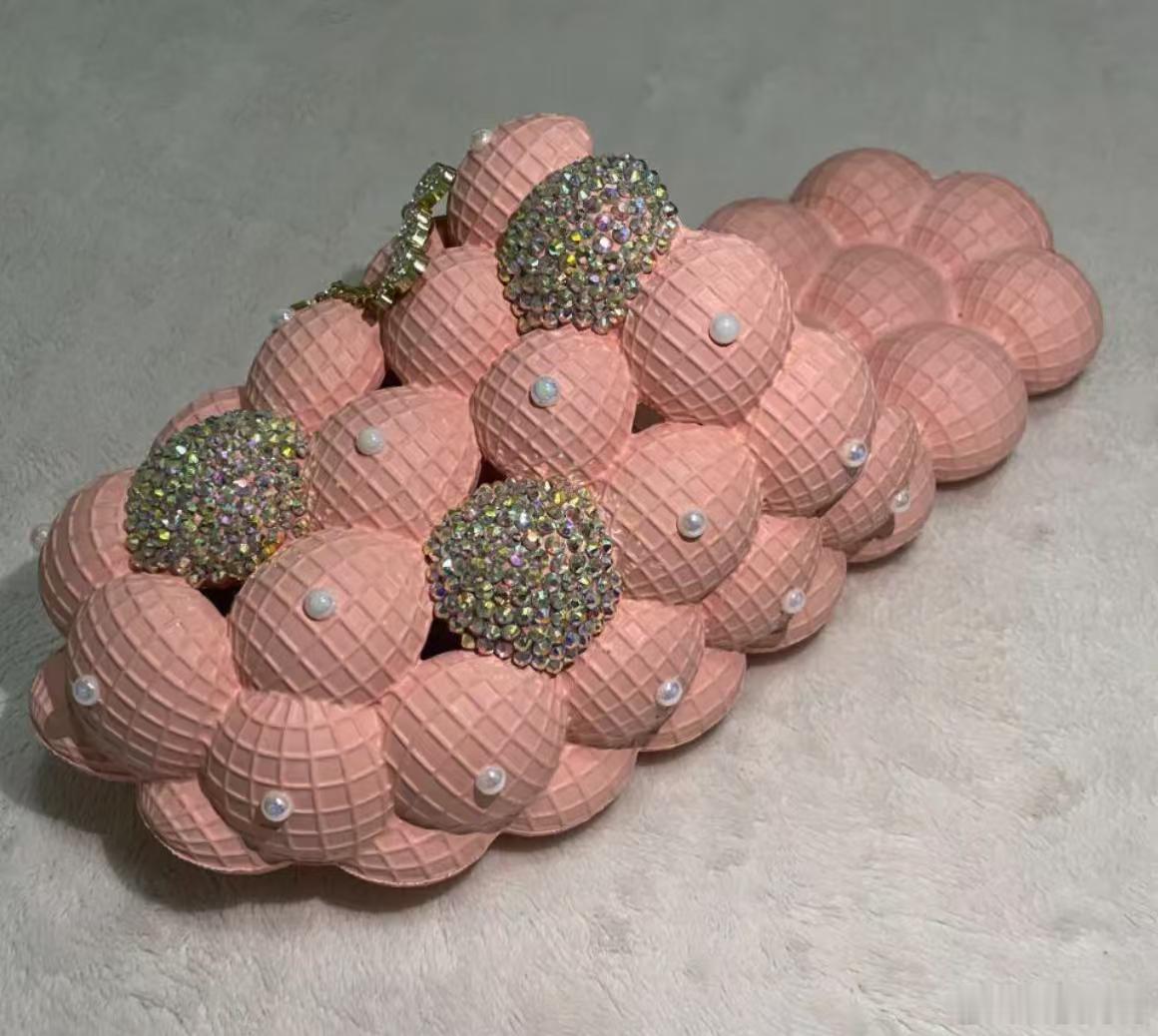 00后外贸人把全球生意揣进兜AI选的丑拖鞋一年能卖4000万说实话，"丑拖鞋"那